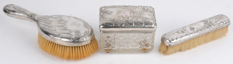 Drie stuks zilver waaronder een doosje, een ovale en rechthoekige borstel.