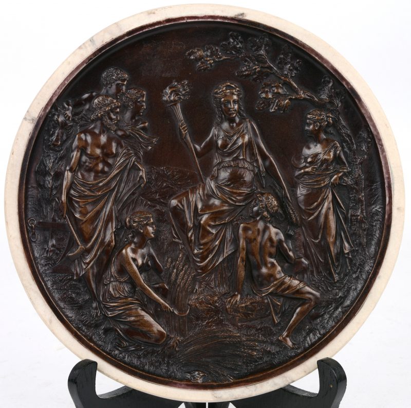 “Allegorie op de oogst”. Een bronzen plaquette in bas-reliëf.
