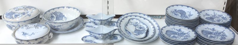 een servies met blauw en wit decor ‘Kioto’, bestaande uit tien kleine borden, tien diepe borden, zes grote b borden, een schotel op voet, twee sauskommen, een grote en een kleine terrine, twee ovale en een ronde schotel, een aspergeschaal en een slakom.