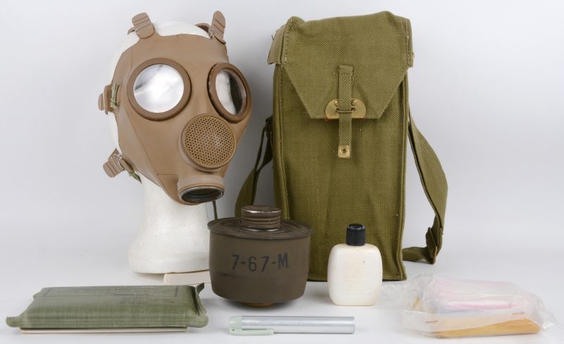 Een militair gasmasker in draagtas. Compleet. 1968.