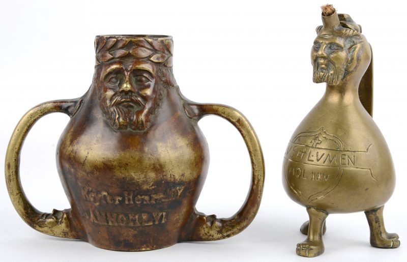 Een kruikje en een aquamanile van brons, telkens versierd met een bebaarde man. Resp. Met opschriften ‘Keyser Henry XIV anno MLVI’ en ‘Deus et Lumen MDLXXV”.