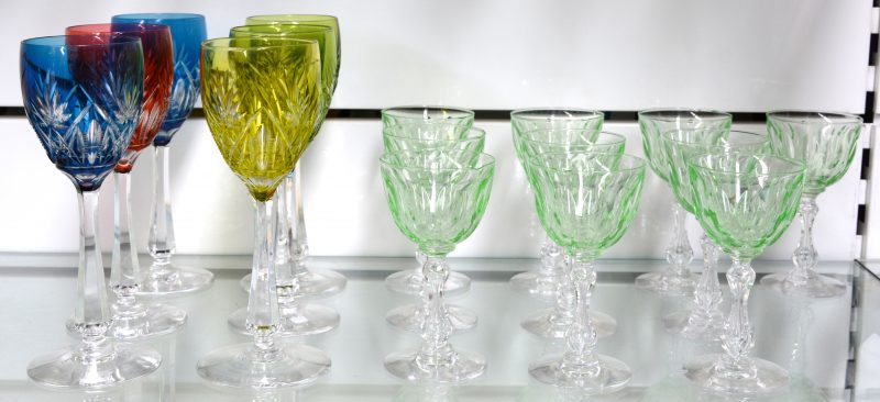 Een serie van zes gekleurde en geslepen kristal. We voegen er een reeks van tien groengekleurde aperitiefglazen aan toe. De laatsten ùet enkele randschilfers. De eerste zes vermoedelijk Val St. Lambert. Omstreeks 1900.