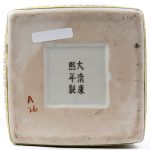 Een rechthoekige Famille-Noir vaas van Chinees porselein gedecoreerd met figuren.