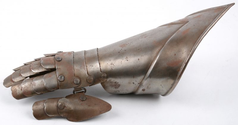 Een replica van een handbescherming van een middeleeuws harnas.