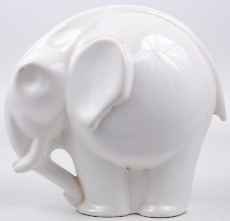 Een olifant van monochroom wit aardewerk.