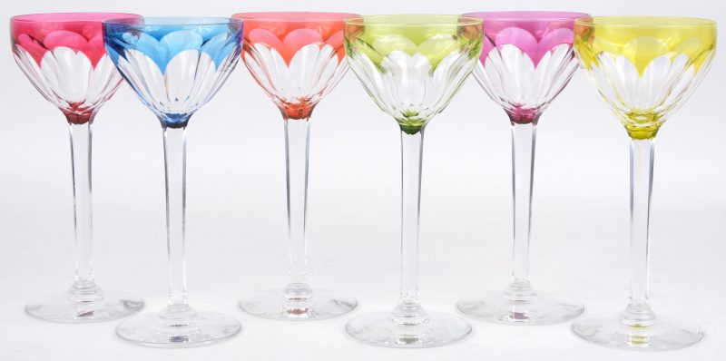 Een serie van zes gekleuren kristallen glazen.