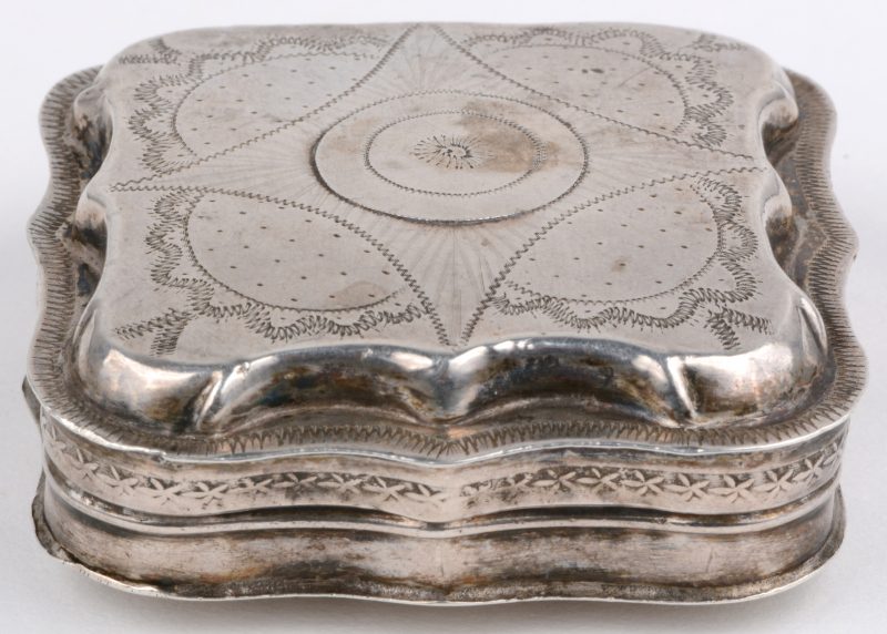 Een zilveren doosje met gegraveerd decor. Nederlandse keuren. 833‰, datumletter u voor 1879.