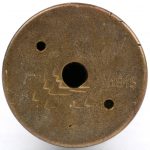 Een oude kogel in koperen huls uit 1915 met opschrift “Louvain” als souvenir uit de Eerste Wereldoorlog.