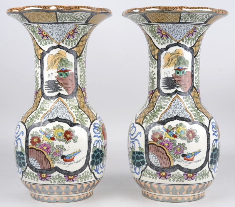 Een paar vazen van meerkleurig aardewerk met Chinese decors. Onderaan gemerkt.