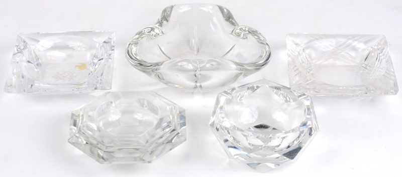 Vijf verschillende asbakken van kleurloos kristal, waarbij vier gemerkt van Val St. Lambert.