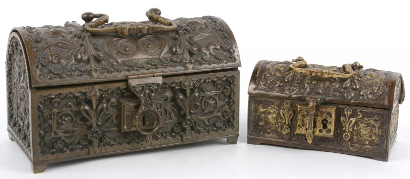 Twee koperen juwelenkoffertjes met bloemendecors in reliëf.