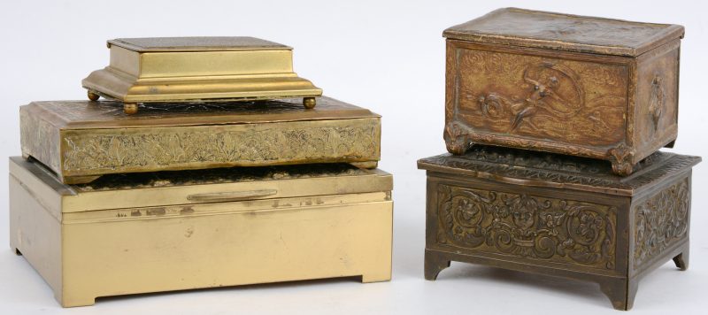 Een lot van vijf verschillende doosjes, waarbij drie van messing en twee bronzen juwelenkistjes met reliëfdecors.
