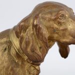 Een jachthond van gepatineerd brons op een houten voetstuk. Omstreeks Begin XXe eeuw.