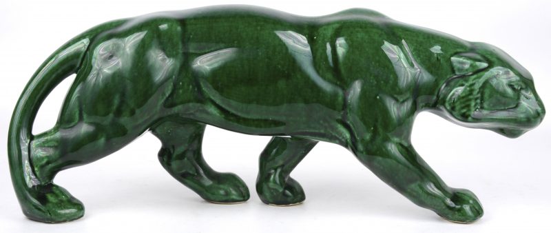 Een art deco tijger van groengeglazuurd aardewerk.