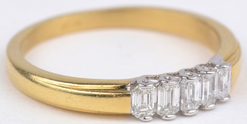 Een 18 karaats wit en geel gouden ring bezet diamanten baguettes met een gezamenlijk gewicht van ± 0,50 ct.