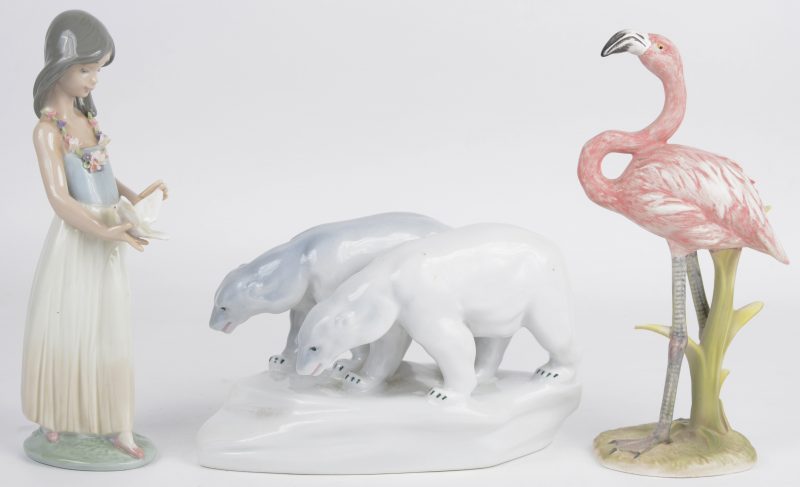 Een lot meerkleurig porselein, bestaande uit een groep ijsberen van Hongarije, een flamingo van Goebel en een meisje met vogel van LLadro.