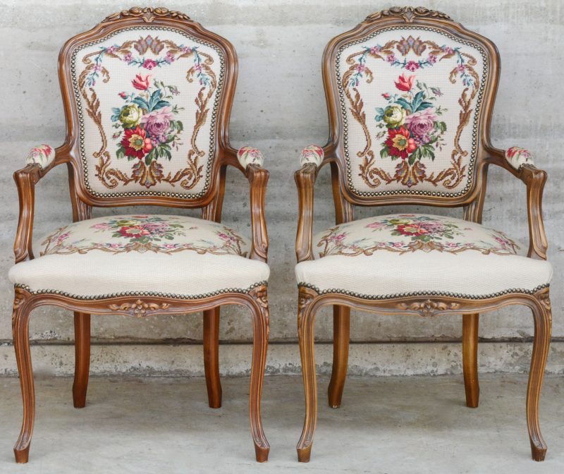 Een paar Lodewijk XV fauteuils met naaldwerk.