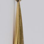 Een 14 karaats geel gouden ketting met hanger en bijpassende oorbellen bezet met robijntjes en pareltjes. Jaren 50.