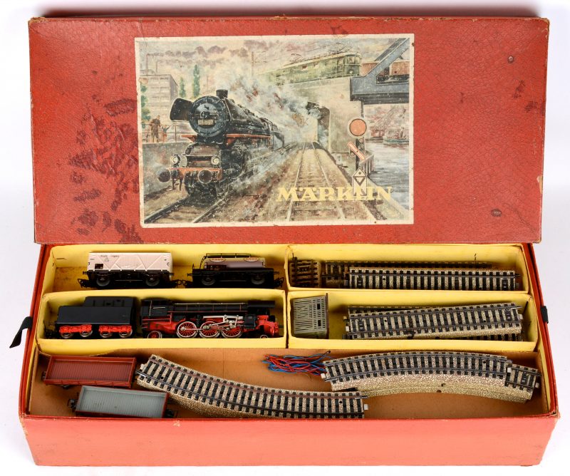 Een treinstel in originele doos met rails, locomotief en wagons. e.a.