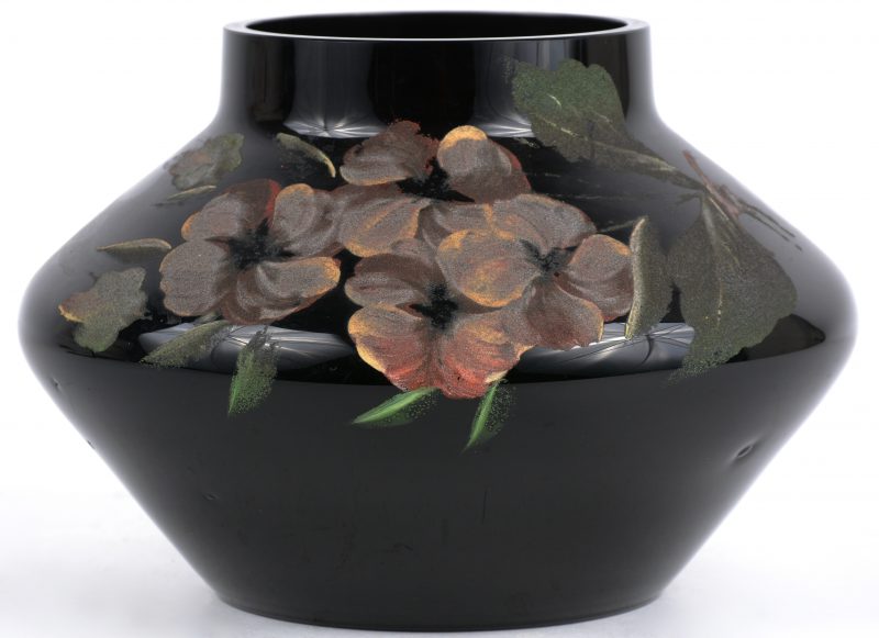 Een zwarte vaas met bloemendecor van Booms glas.