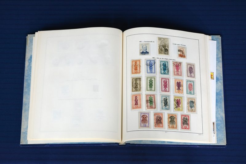 Postzegels. Album “Congo et Ruanda Urundi”. Ed. Philac Brussel. Vanaf 1887 (Congo Vrijstaat). Diverse volledige reeksen.