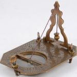 Een lot van drie replica’s van oude scheepvaartinstrumenten, bestaande uit een sextant, een verrekijker en een kompas met zonnewijzer. Allen in houten etuis.