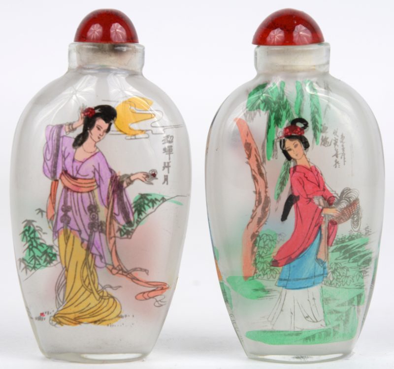 Een paar Chinese snuffbottles van handbeschilderd glas met decors van vrouwen.