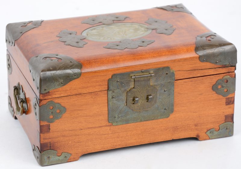 Een Chinees koffertje van hout met koperbeslag.