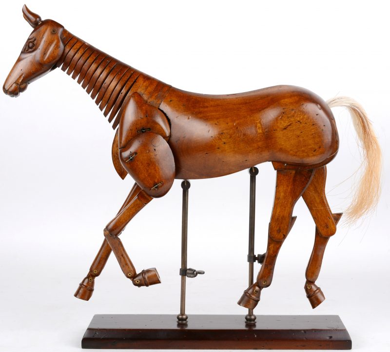 Een decoratief houten schildersmodel van een paard.