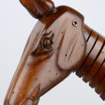 Een decoratief houten schildersmodel van een paard.