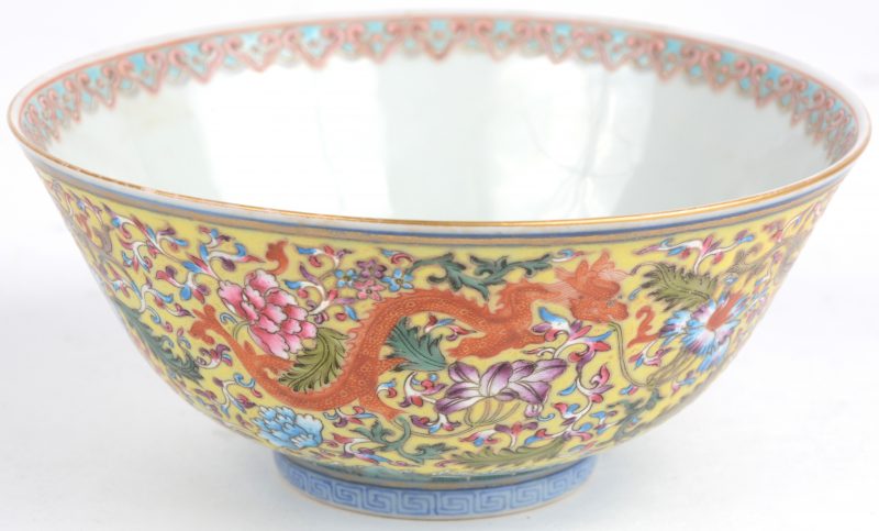 Een kommetje van meerkleurig Chinees porselein met een decor van draken op de buitenkant en kraanvogels in het plat. Onderaan gemerkt.