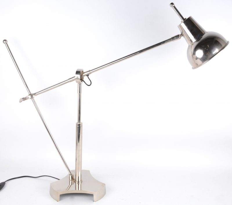Een verstelbare design bureaulamp.