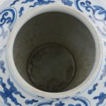 Een vaas van blauw en wit Chinees porselein met een decor van paarden.