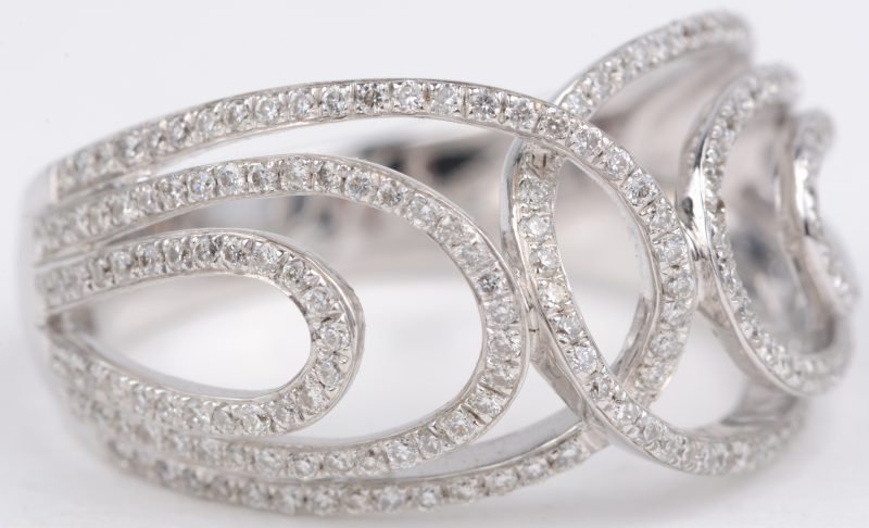 Een 18 karaats wit gouden ring bezet met diamanten met een gezamenlijk gewicht van ± 0,70 ct.