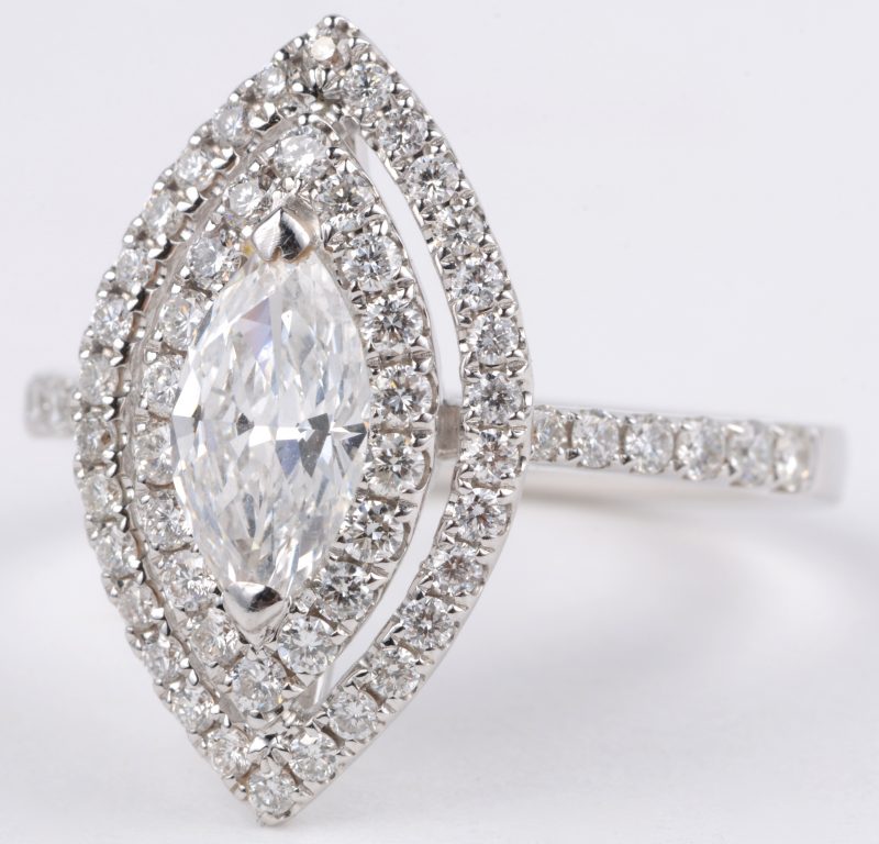 Een 18 karaats wit gouden ring bezet met briljanten met een gezamenlijk gewicht van ± 0,68 ct. en een centrale D color diamant van ± 0,72 ct.