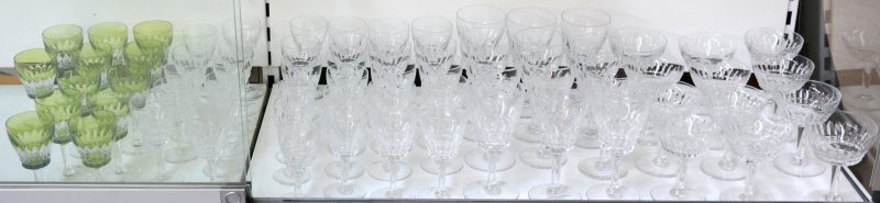 Gedeelte glasservies van geslepen kristal. 69 glazen op voet, met zes verschillende afmetingen, waaronder twaalf gedeeltelijk groen gekleurd in de massa, twaalf champagnecoupes, twaalf grote glazen enz.