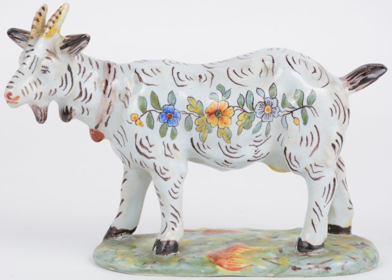 Een geit van meerkleurig aardewerk. Delft, XIXe eeuw. Gaaf.