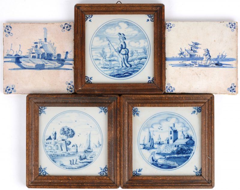 Een lot van vijf aardewerken tegels met blauw en witte decors, waarbij drie XXe eeuwse van Makkum en in kader en twee XIXe eeuwse van Delft.