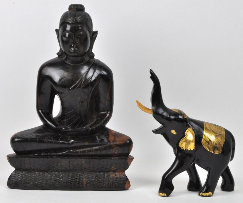 Een zittende Boeddha en een Indische olifant van respectievelijk Aziatisch ebbenhout en zwartgelakt hout.
