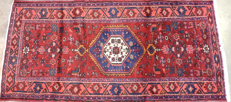 Perzisch tapijt van wol met een gestileerd medaillon. Handgeknoopt.