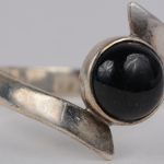 Een ketting met hanger en bijpassende ring bezet met obsidiaan en van 925 ‰ zilver. Een hanger en speld van 925 ‰ sterling zilver bezet met onyx.