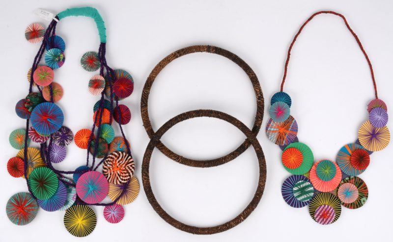 Twee kleurrijke handgemaakte halssnoeren. Kopieën van het museum in Bogota. We voegen er twee halssnoeren van gedraaide koord aan toe.