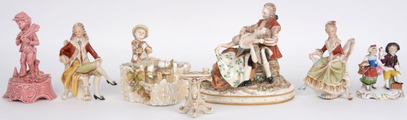 Een lot porselein, bestaande uit een groep met en romantisch koppel, een koppel met een tafeltje, een bakje met een jongen met fluit, een jongetje met houtstronken en een koppel met kippen.