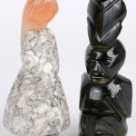 Een lot gesculpteerde en gepolijste stenen beeldjes, bestaande uit twee muiltjes vcan albast, een etnisch beeldje, twee gestileerde vrouwenfiguren en een katje met egel.