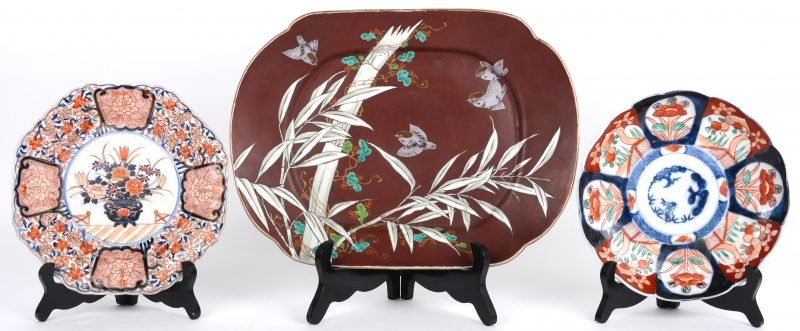 Een lot Japans porselein, bestaande uit een schotel met een meerkleurig decor van bamboe en vogeltjes op bruine fond en twee verschillende  Imariborden.
