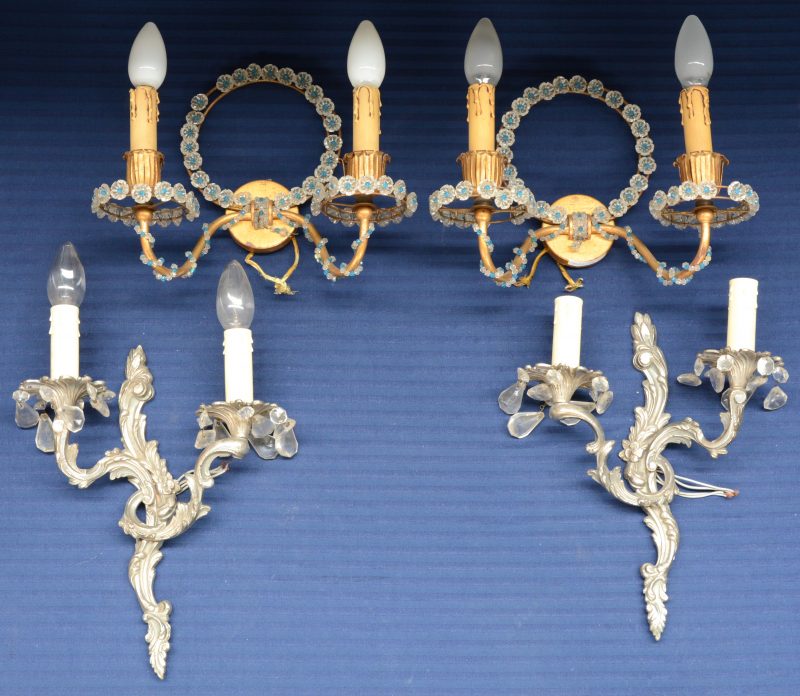 Twee paar appliques, waarbij één paar van verzilverd messing in Lodewijk XV-stijl.