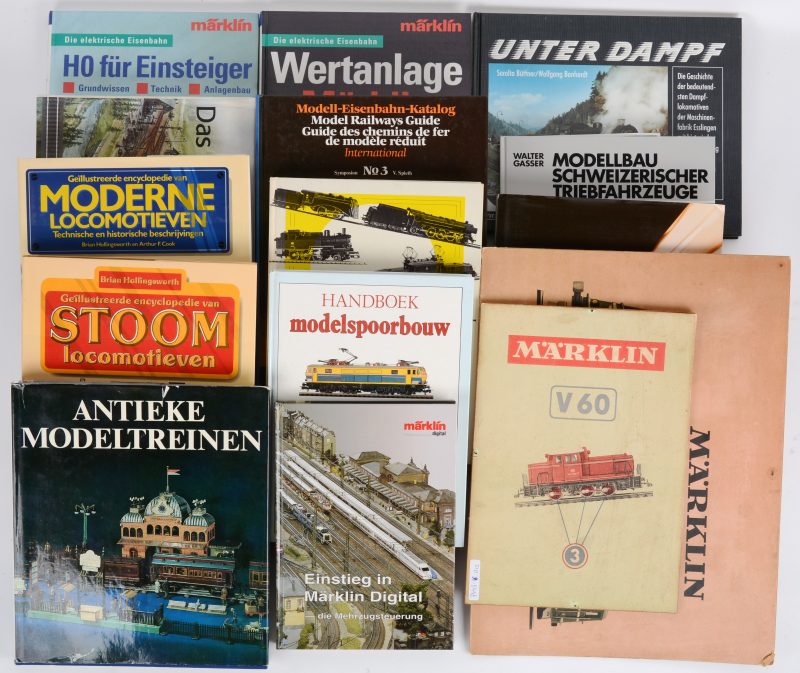 Een lot van dertien boeken met betrekking tot treinen en modelbouw: “Unter Dampf”, “Encyclopedie van moderne locomotieven”, “Encyclopedie van stoomlocomotieven”, “Antieke modeltreinen”, 2 catalogie van Märklin, “Handboek modelspoorbouw”, “Modellbau Schweizerischer Triebfahrzeuge”, “150 jahre Deutsche Eisenbahnen” en vier handboeken voor treinmodelbouw, uitgegeven door Märklin. We voegen er twee oude reclameborden van Märklin aan toe.