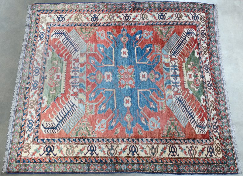 Een handgeknoopt Kaukasisch tapijt. Medio XXe eeuw.
