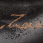 “Erotisch naakt”. Een beeld van bruingepatineerd brons op zwart marmeren sokkel. Naar een werk van Bruno Zach.