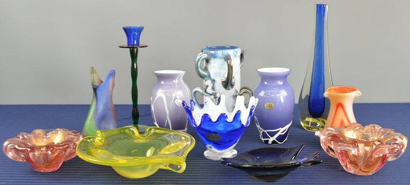 Een lot van tien glazen voorwerpen van Murano of in de geest van, bestaande uit vazen, kommen en schaaltjes.